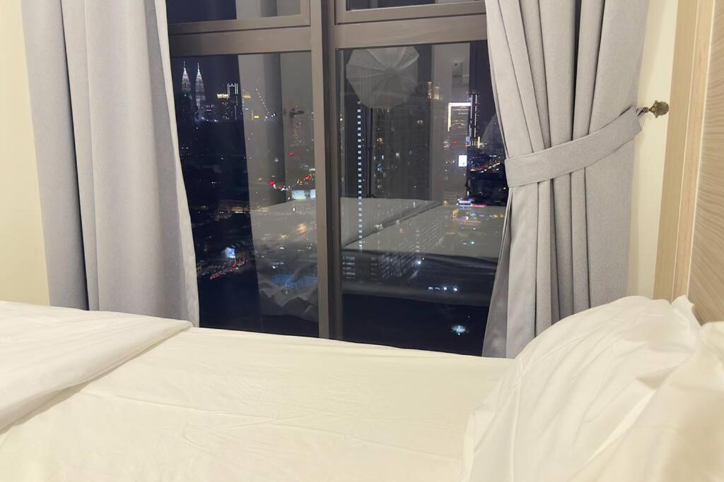 Luxury 2BR 2BR KLCC view service suites Trion A2610 KL