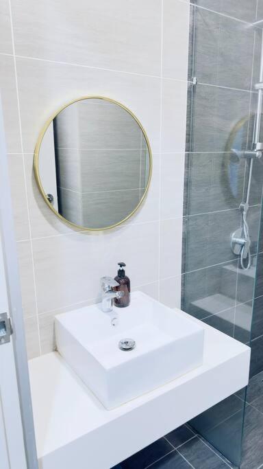 Luxury 2BR 2BR KLCC view service suites Trion A2610 KL