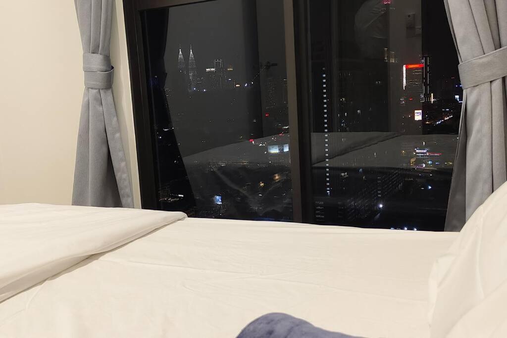 Luxury 2BR 2BR KLCC view service suites Trion A2610 KL