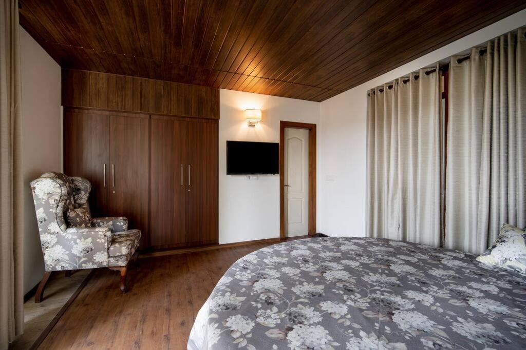 Lake View 3BHK close to Mall Road l Zen Den view 4