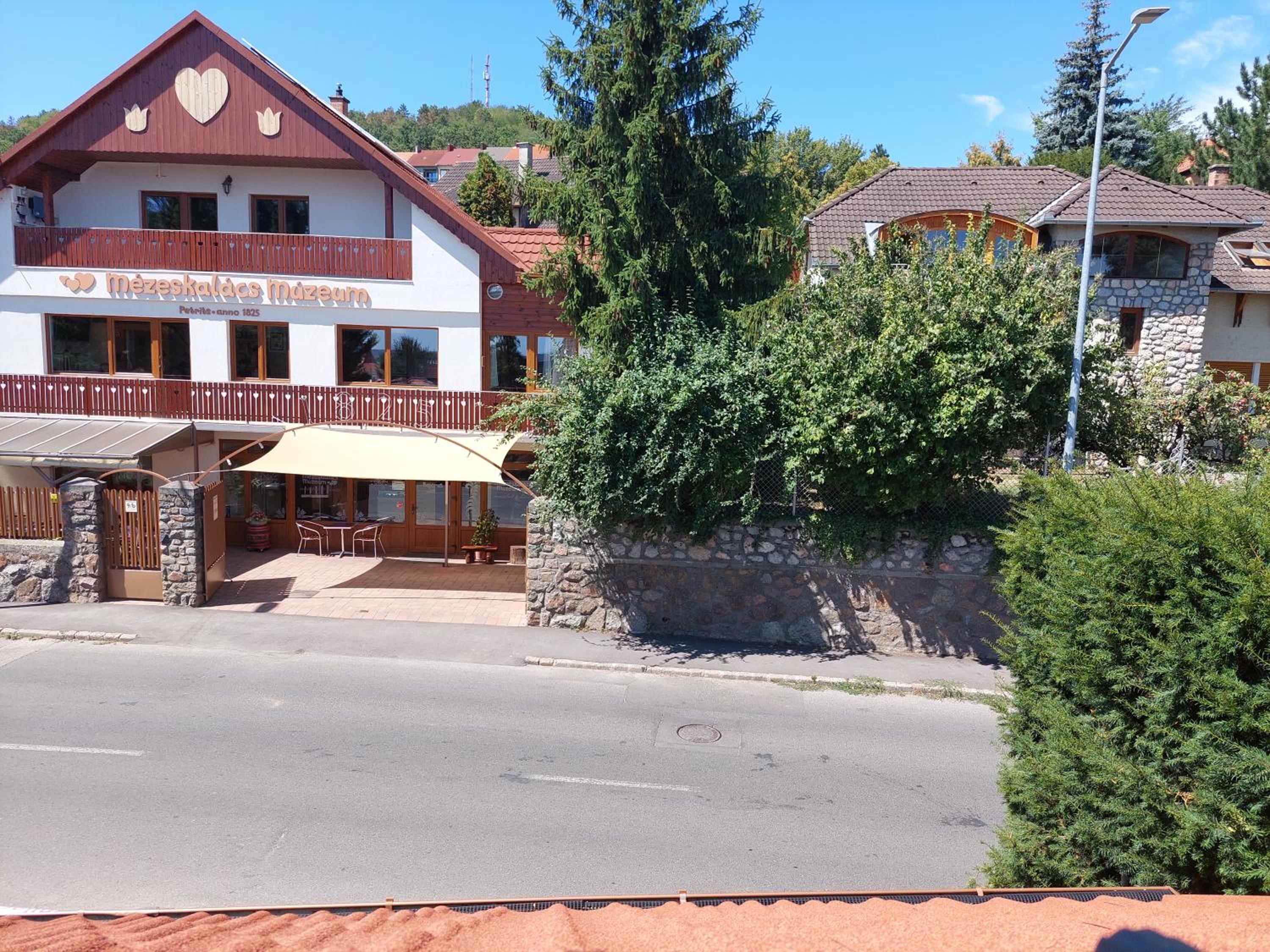Royal Court Apartman - HU registered IntStud Apartman view 2