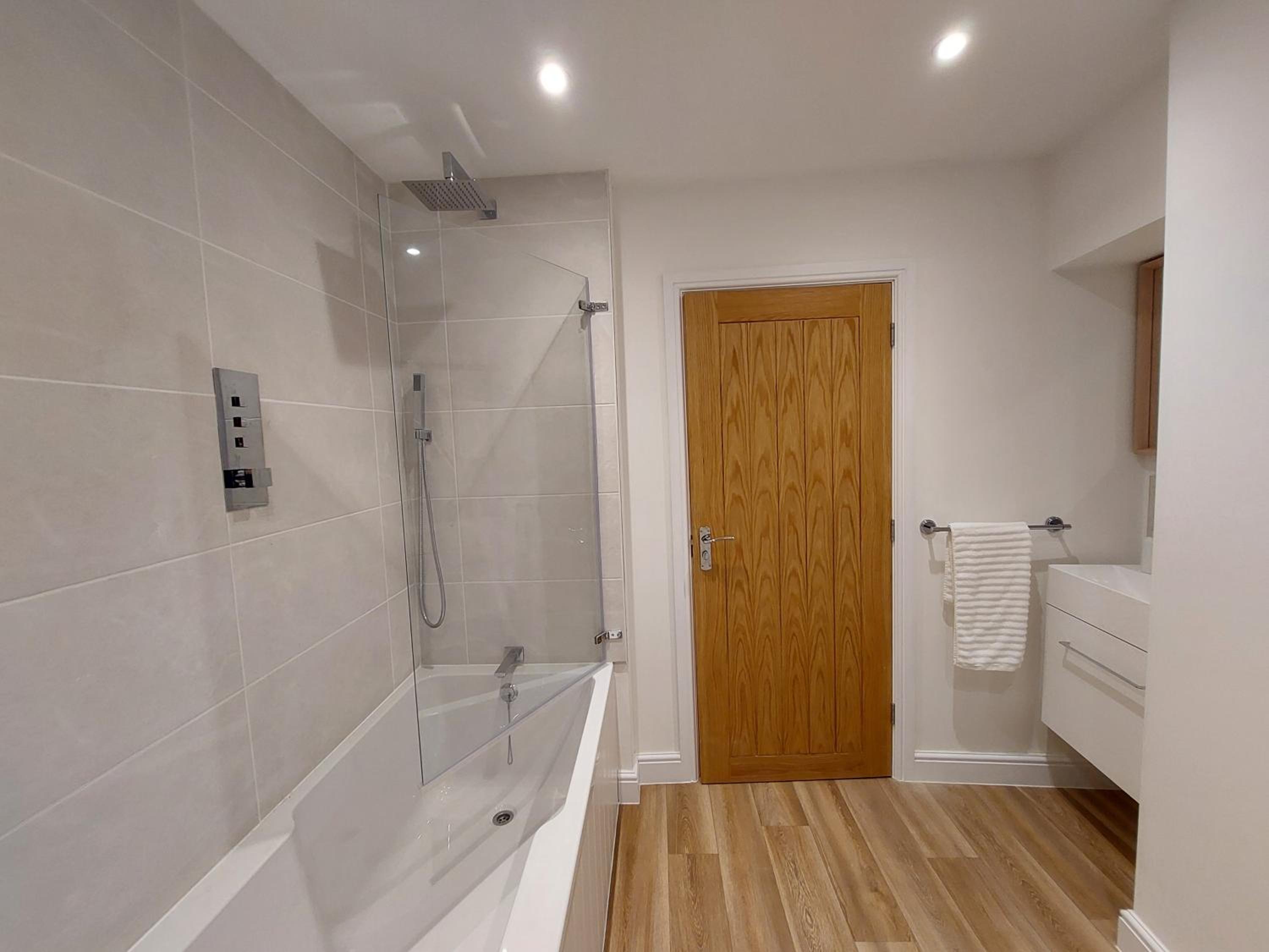 Chesswood 2 Bed large 132m Apartment with Garden in the Heart of Castle Cary, Somerset, UK view 3