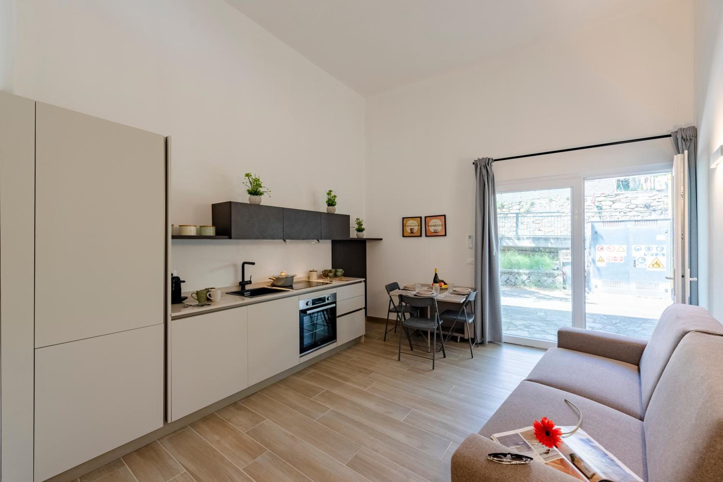 Charming Flat in Cogoleto Apartments - Happy Rentals