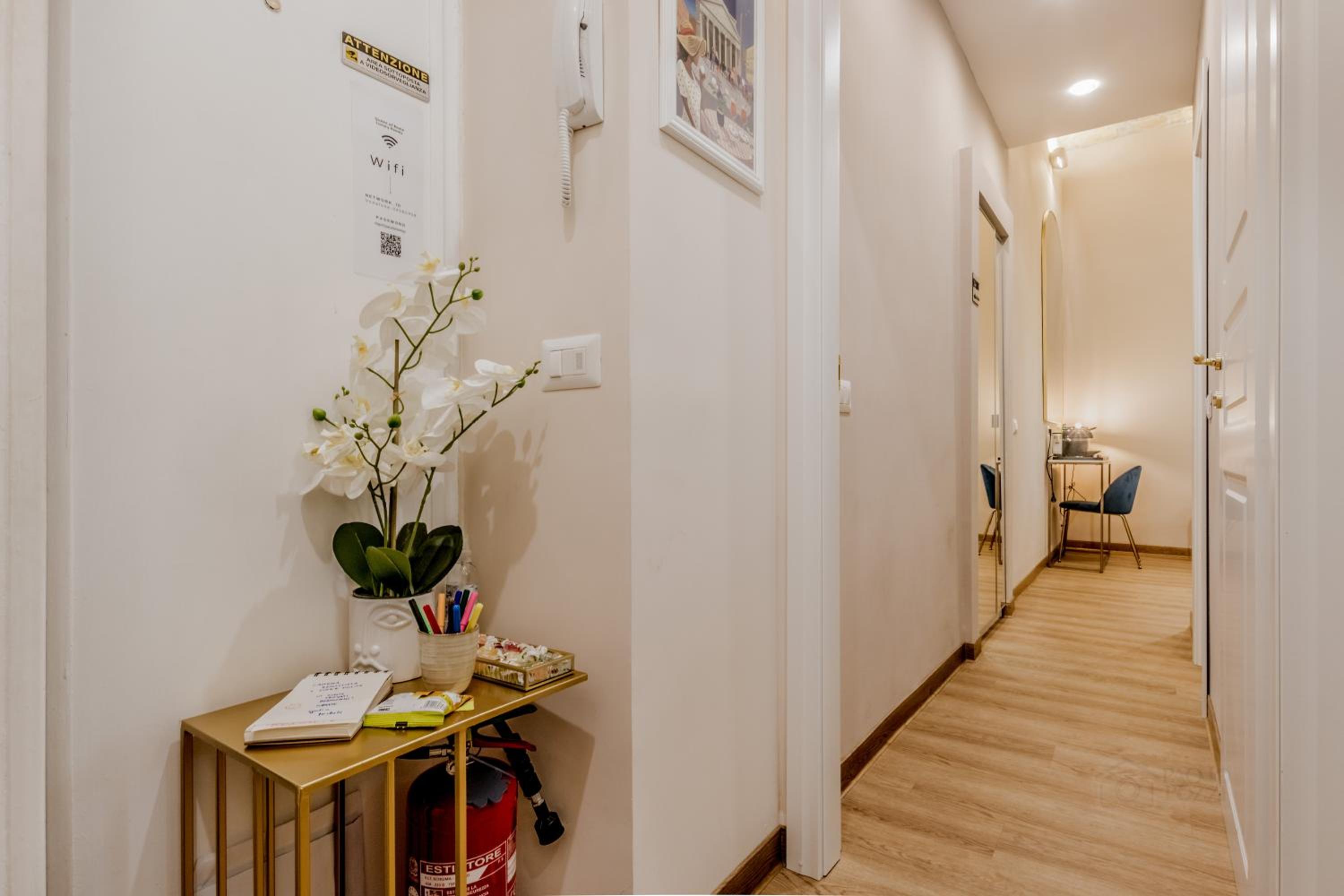 Queen of Rome Luxury Rooms