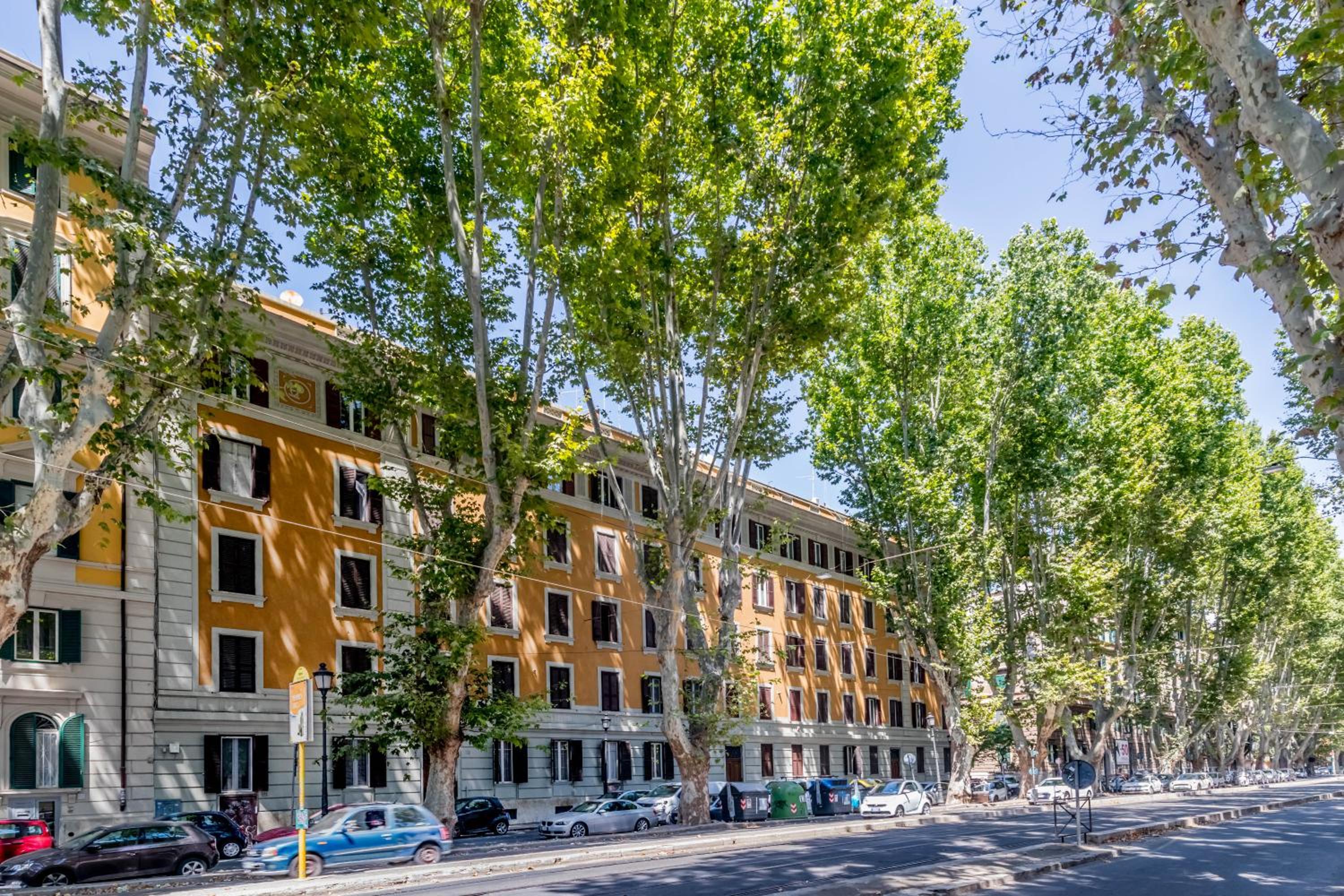 Queen of Rome Luxury Rooms