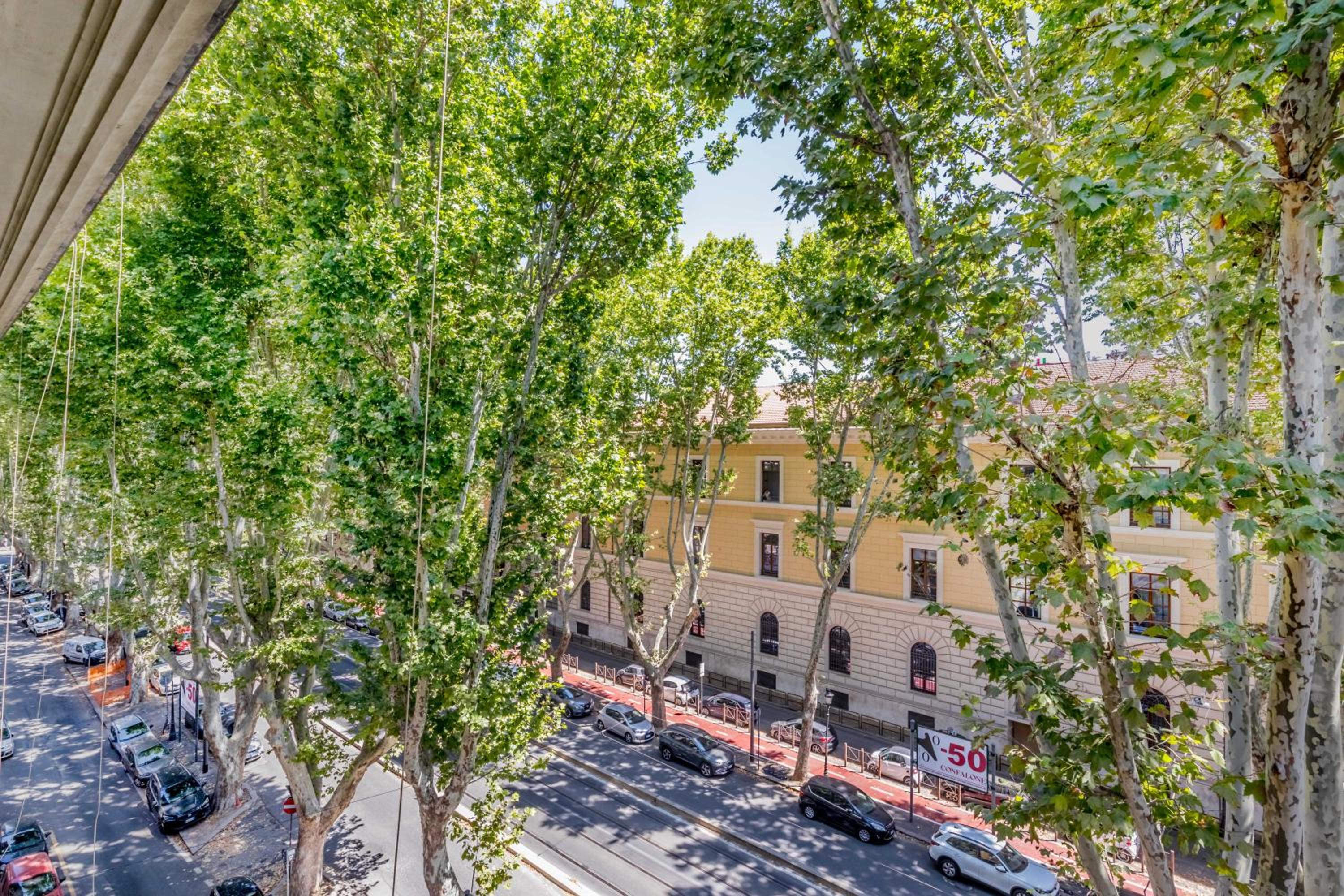 Queen of Rome Luxury Rooms