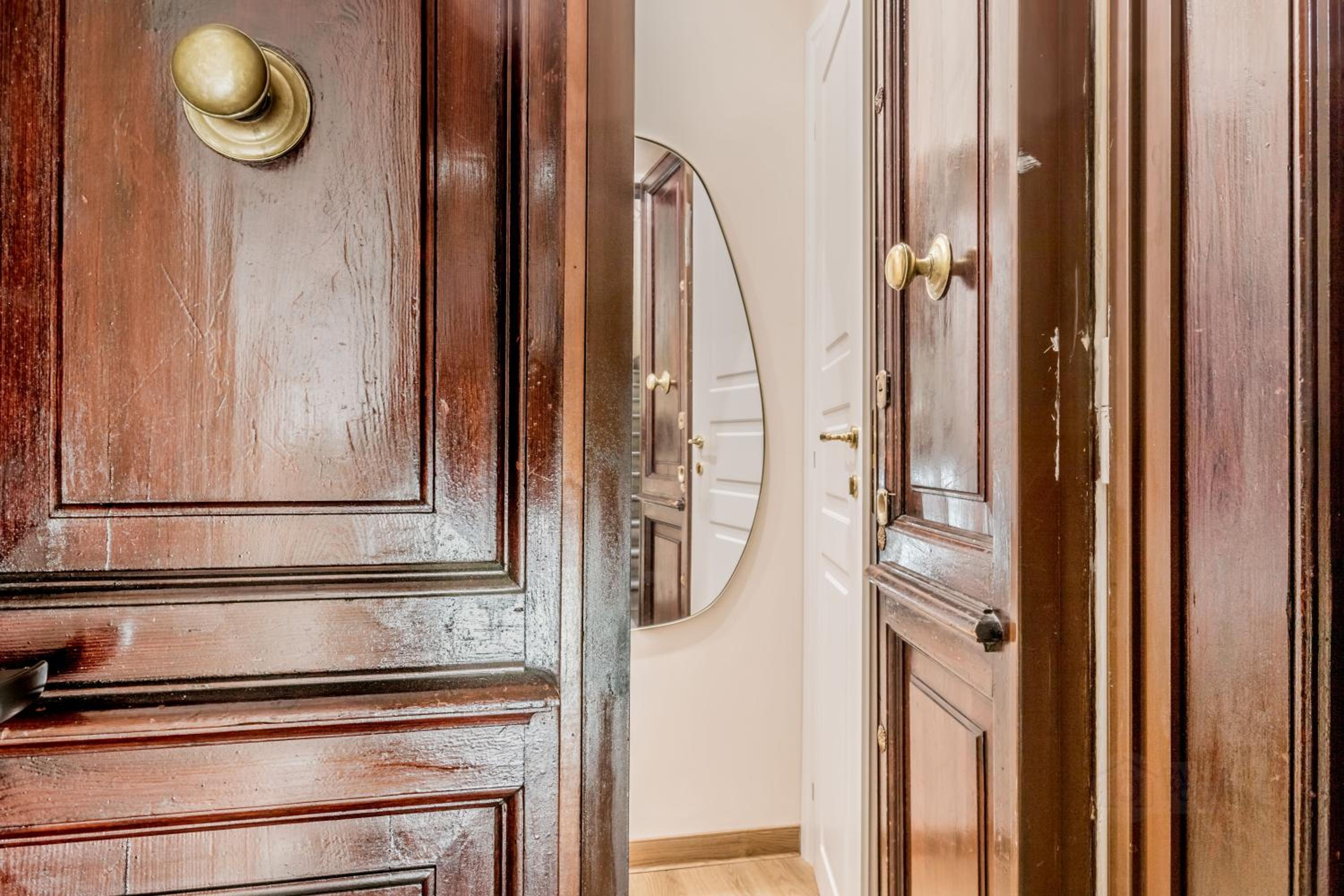 Queen of Rome Luxury Rooms