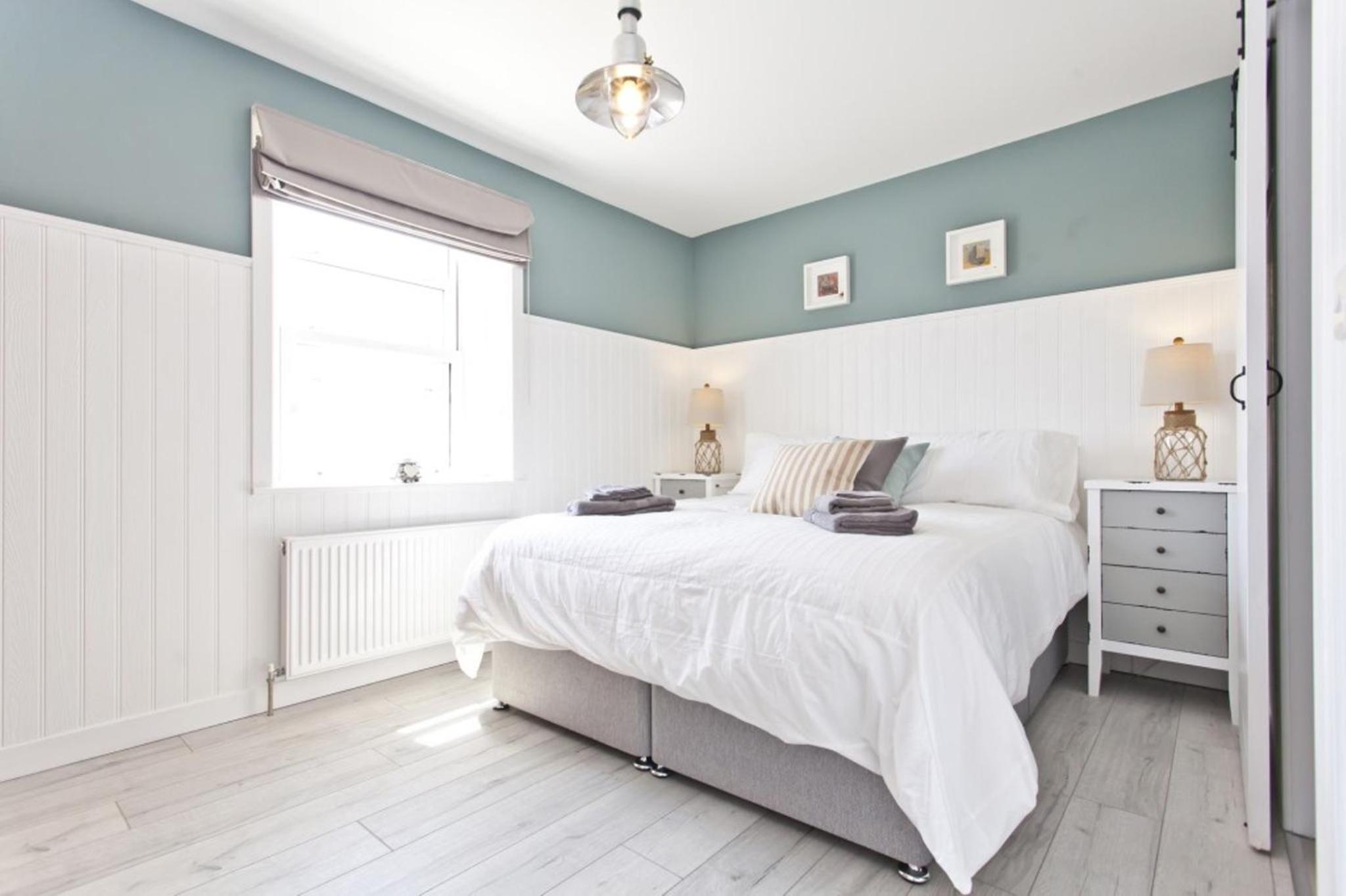 COASTGUARD COTTAGES by BOURNECOAST - A Charming Victorian Holiday Home with SEA VIEWS, HOT TUB and Garden - HB6098 view 3