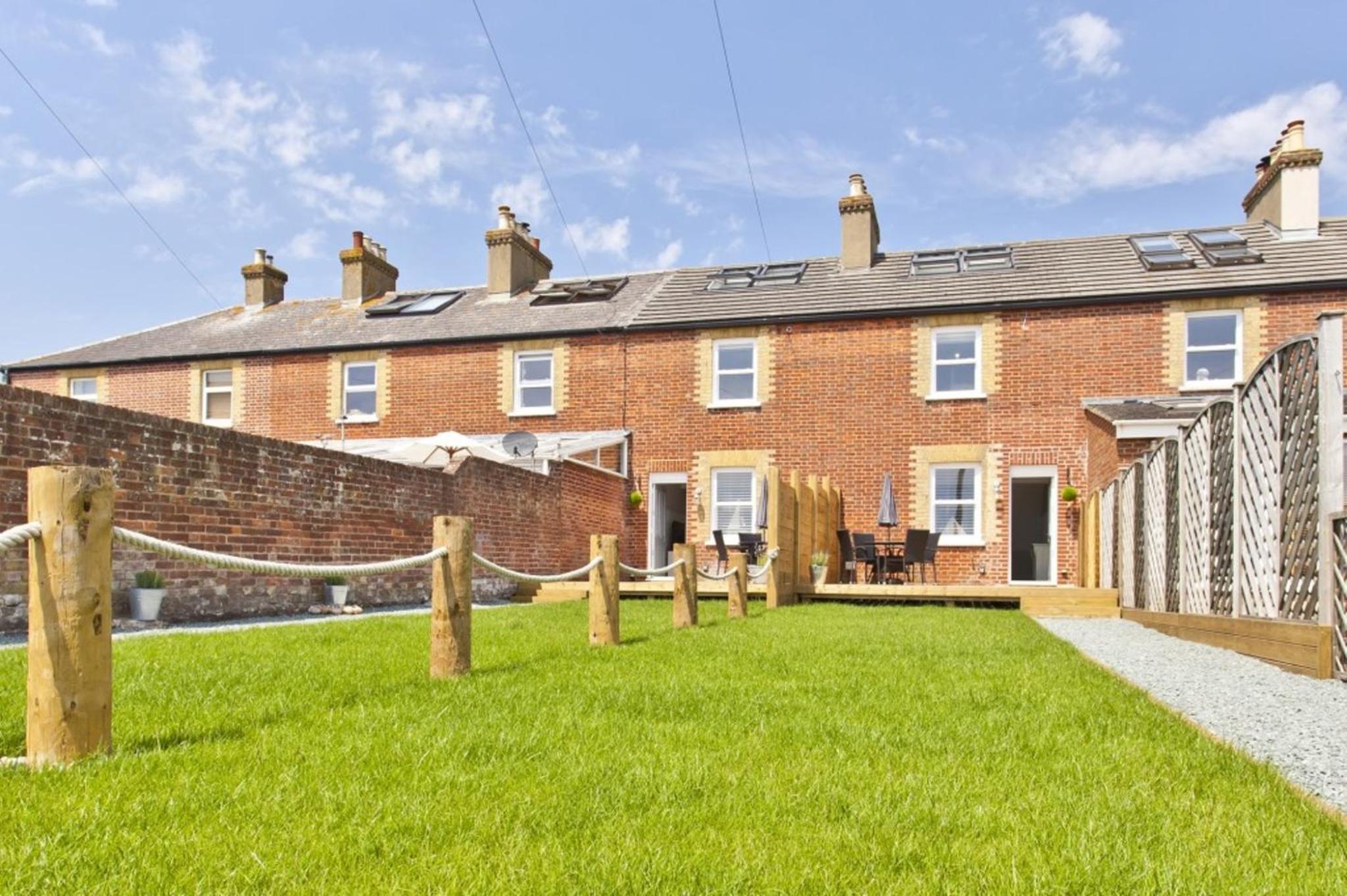 COASTGUARD COTTAGES by BOURNECOAST - A Charming Victorian Holiday Home with SEA VIEWS, HOT TUB and Garden - HB6098 view 4