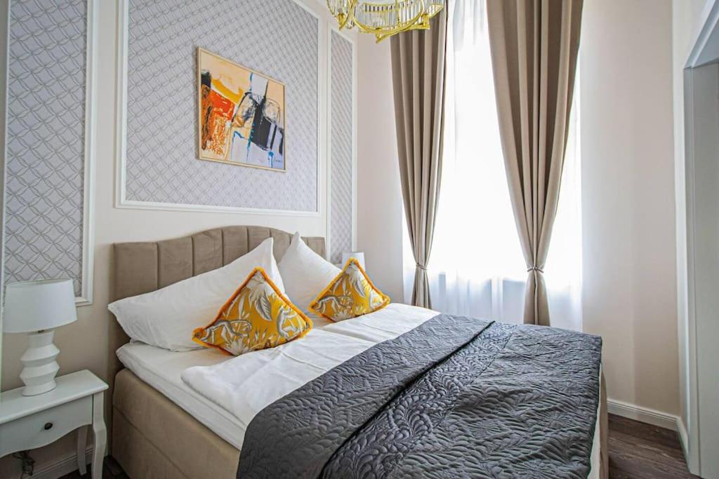 3BDR Elegance Deco Downtown Flat