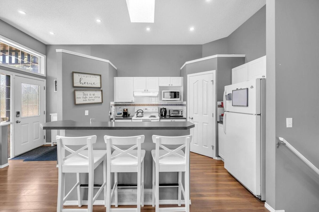 12 Spacious Home w AC, Crib, Garage, By Airport