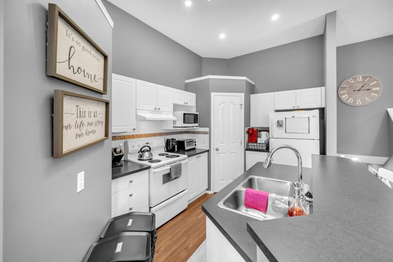 12 Spacious Home w AC, Crib, Garage, By Airport