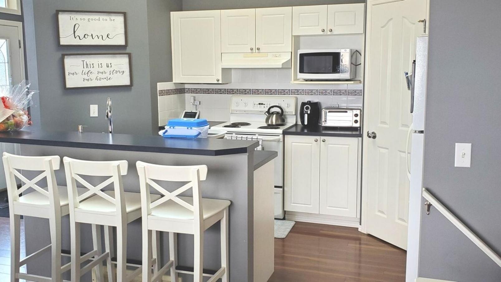 12 Spacious Home w AC, Crib, Garage, By Airport