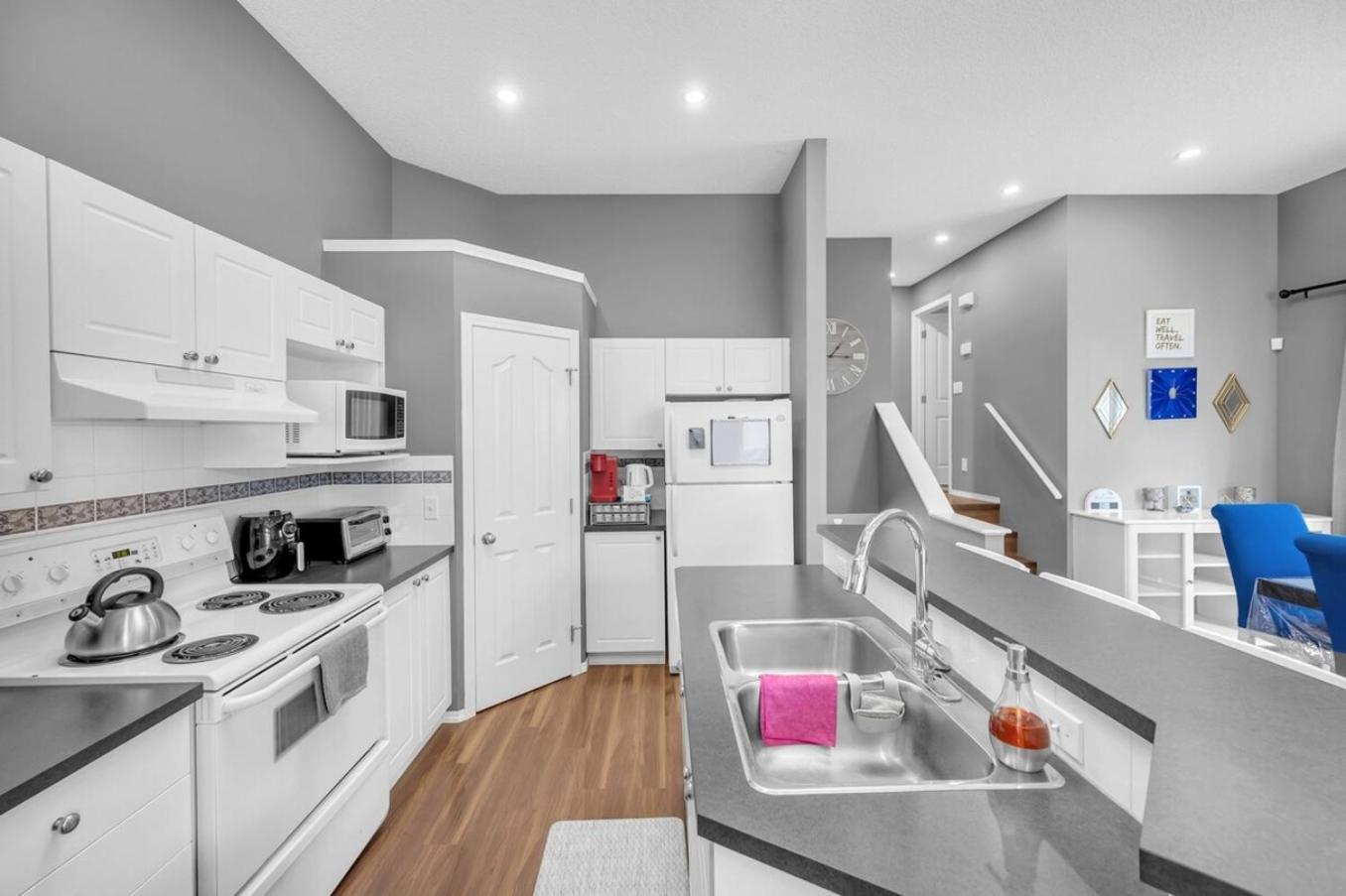 12 Spacious Home w AC, Crib, Garage, By Airport
