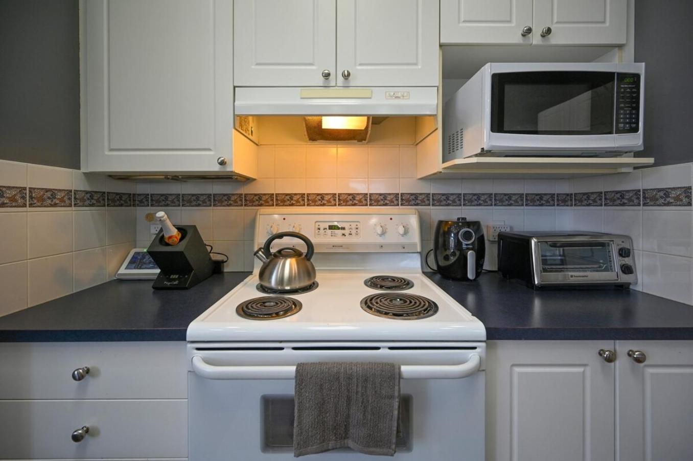 12 Spacious Home w AC, Crib, Garage, By Airport