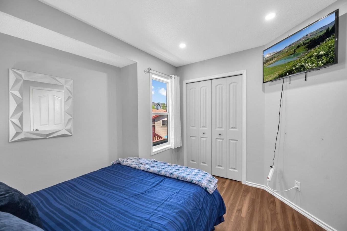 12 Spacious Home w AC, Crib, Garage, By Airport