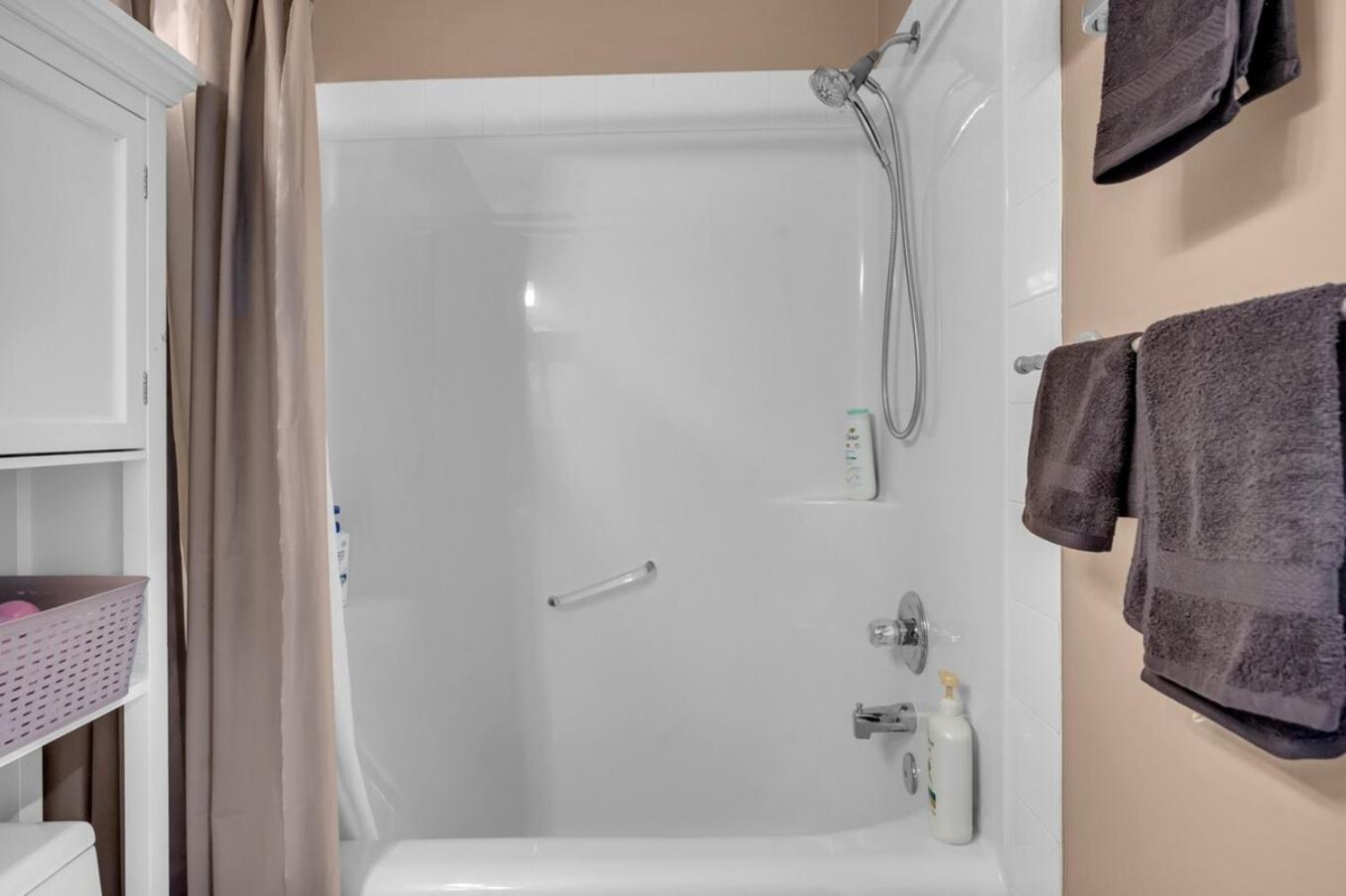 12 Spacious Home w AC, Crib, Garage, By Airport