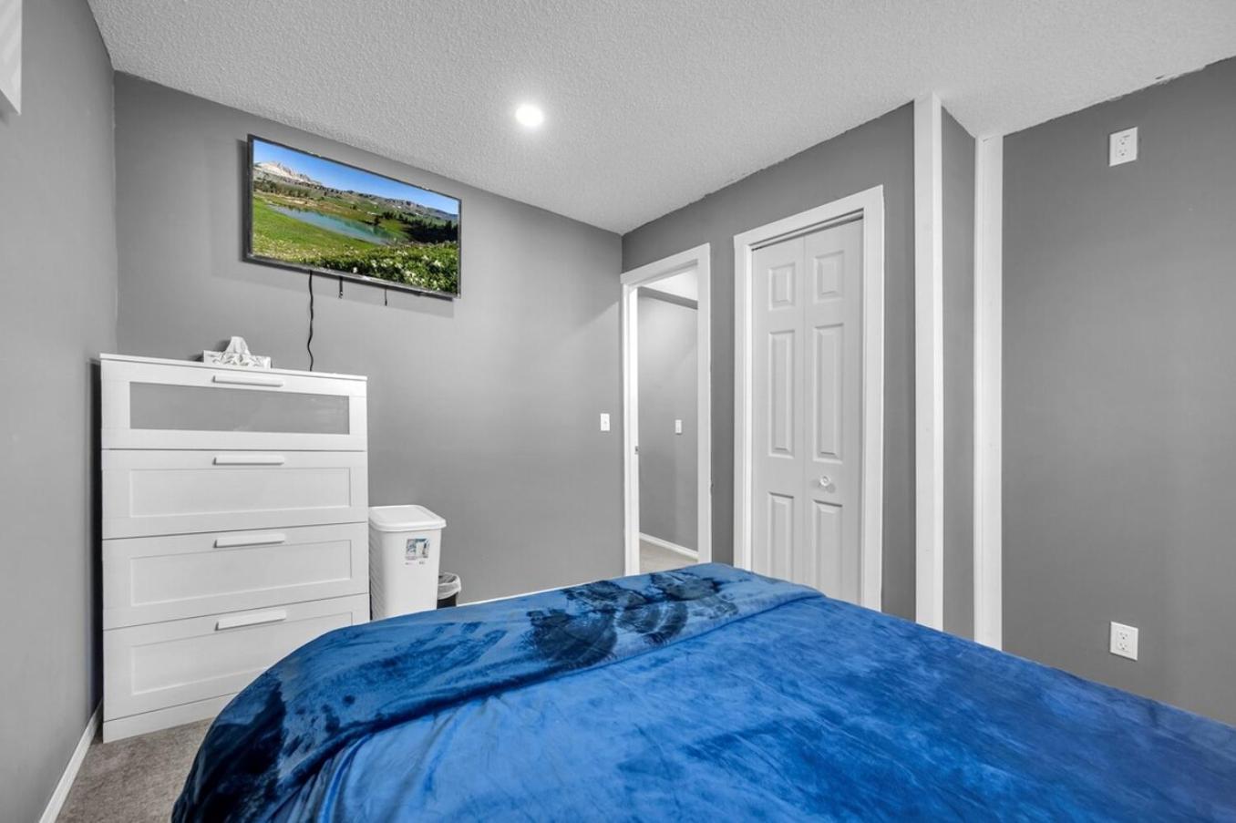 12 Spacious Home w AC, Crib, Garage, By Airport