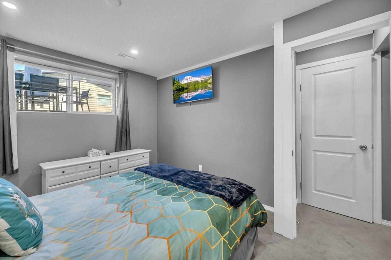 12 Spacious Home w AC, Crib, Garage, By Airport