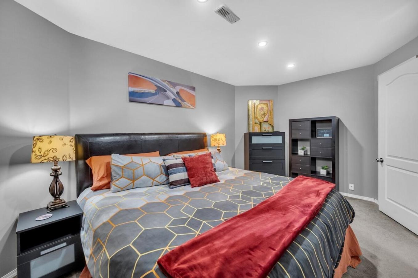 12 Spacious Home w AC, Crib, Garage, By Airport