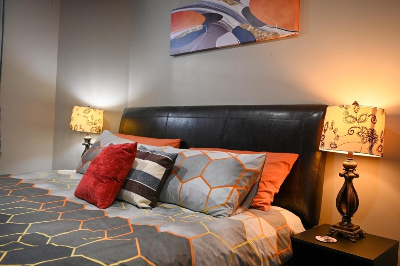 12 Spacious Home w AC, Crib, Garage, By Airport