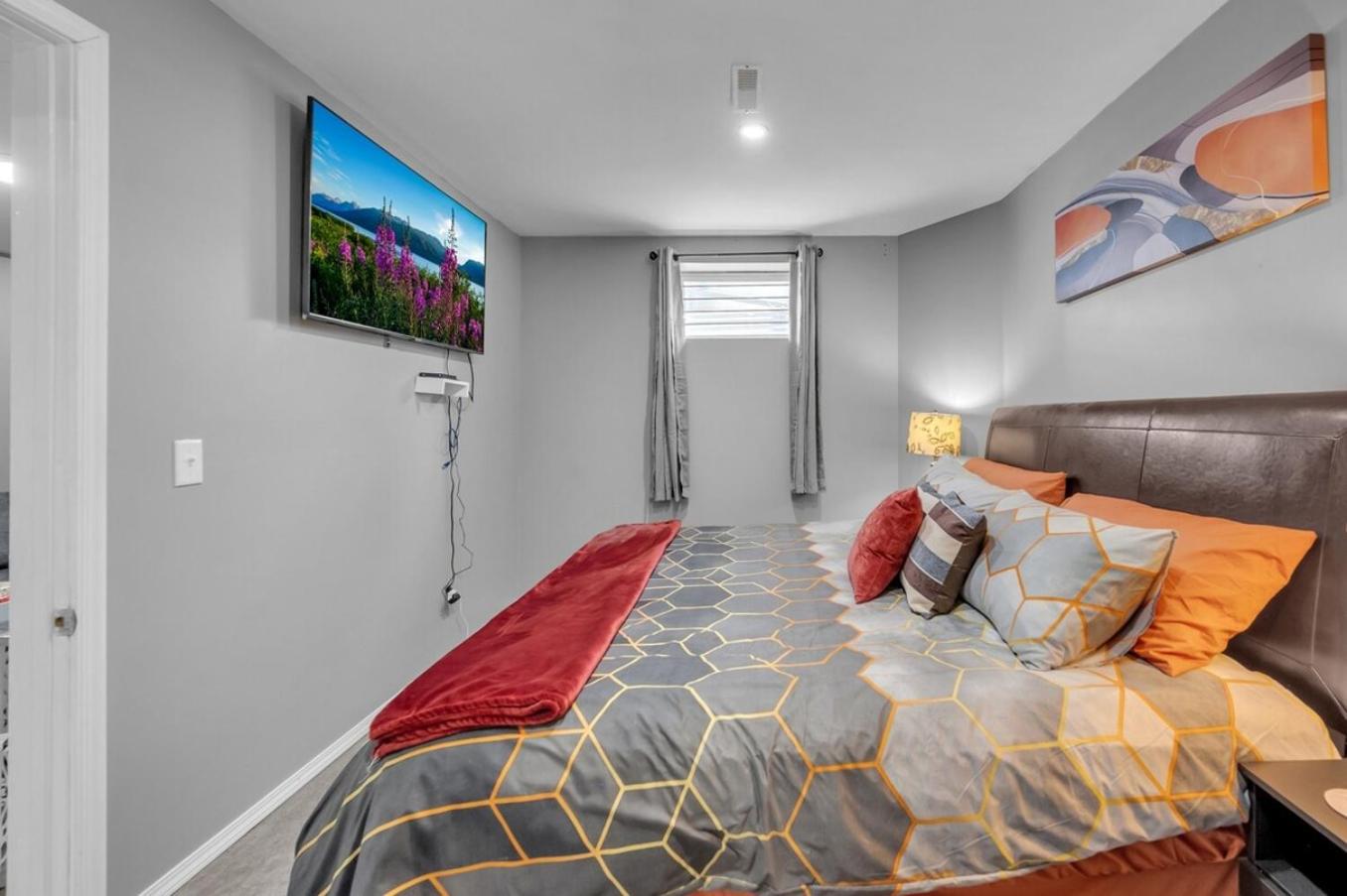 12 Spacious Home w AC, Crib, Garage, By Airport