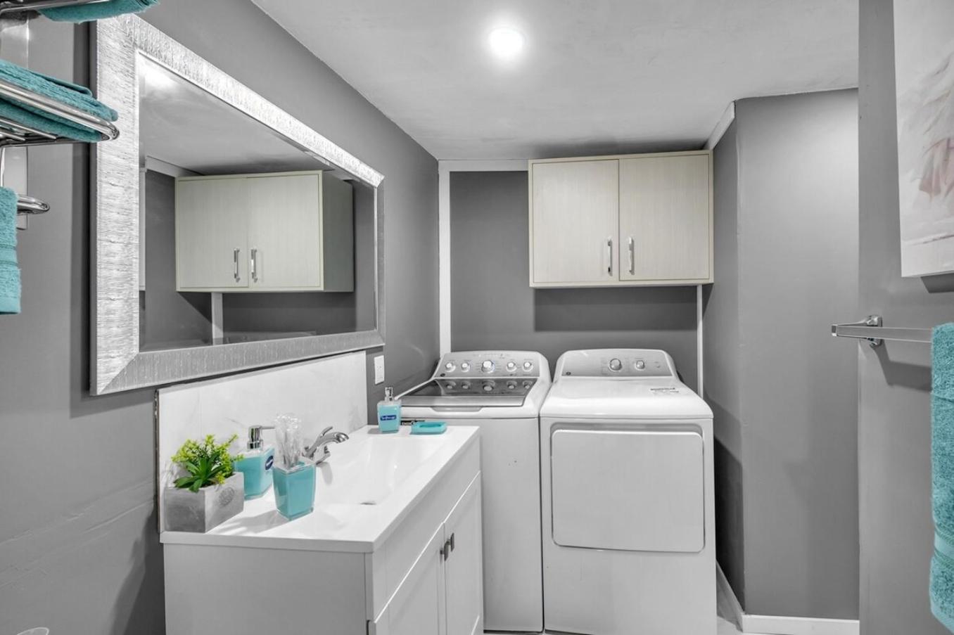 12 Spacious Home w AC, Crib, Garage, By Airport