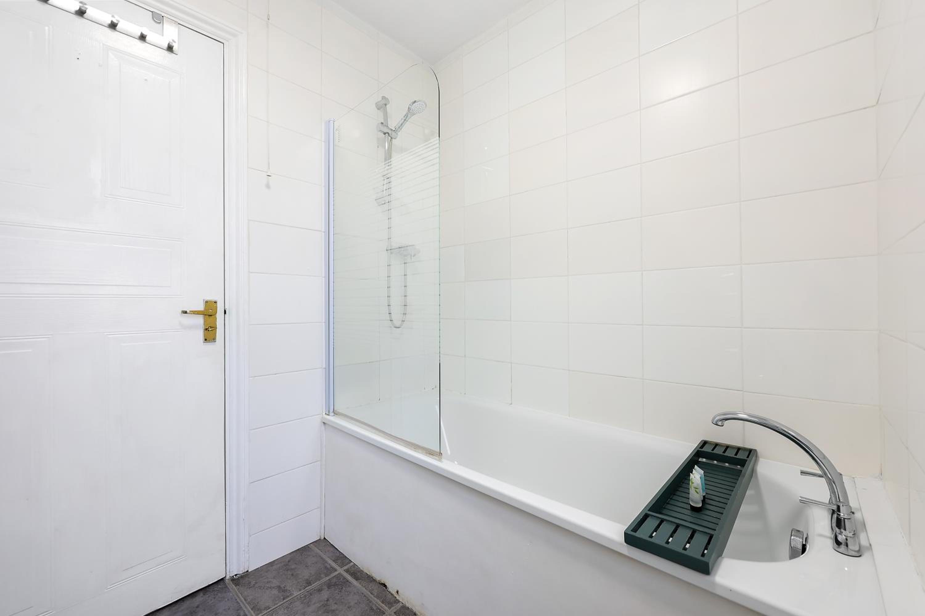 Kirkwall 1Bedroom Apt Sleeps 4 with Wifi & Lesiure By Maison Christo Property Short Lets & Serviced Accommodation