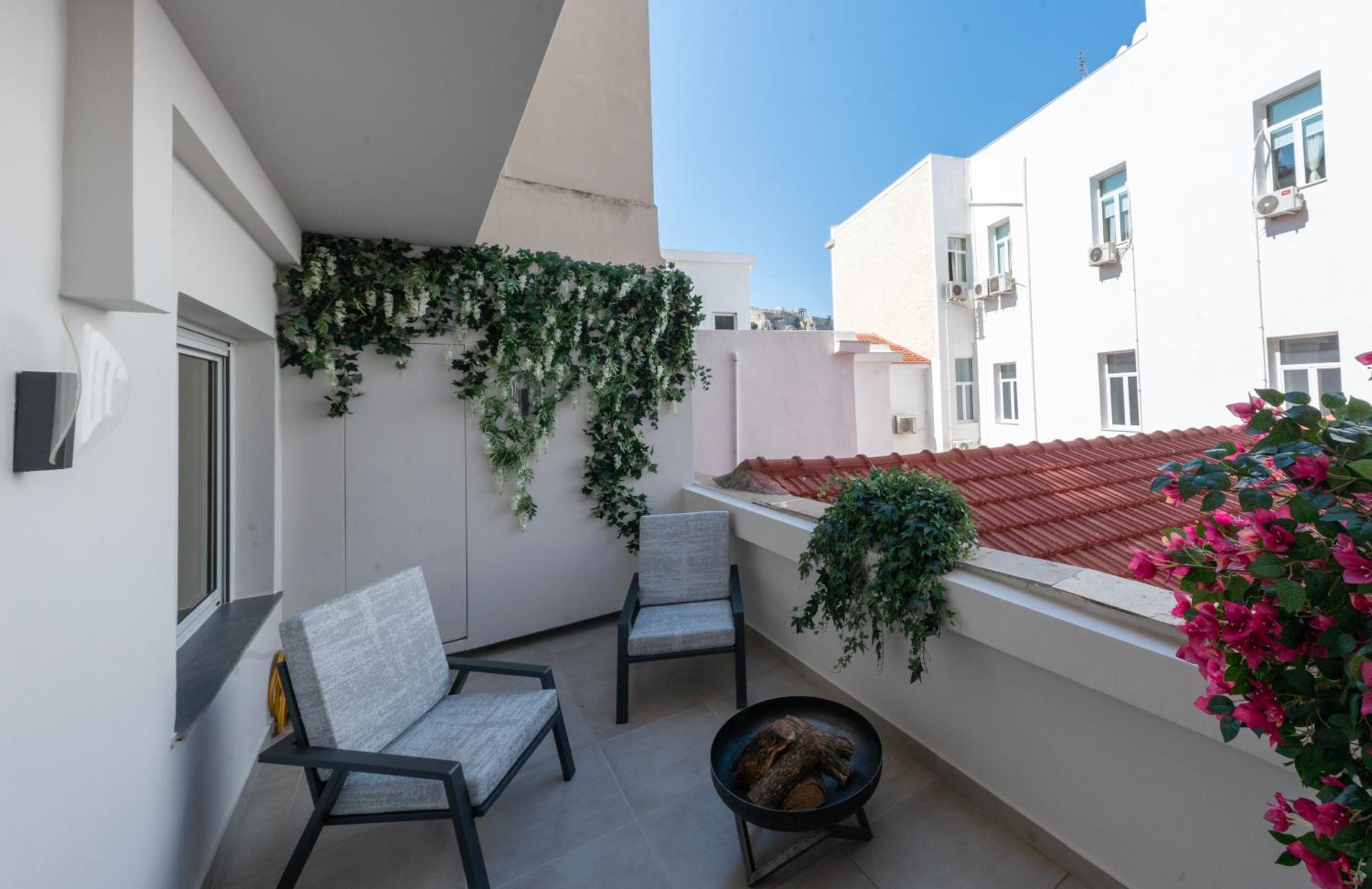 Hotel Derouse Eva Suite Jacuzzi & Sauna - Image 1