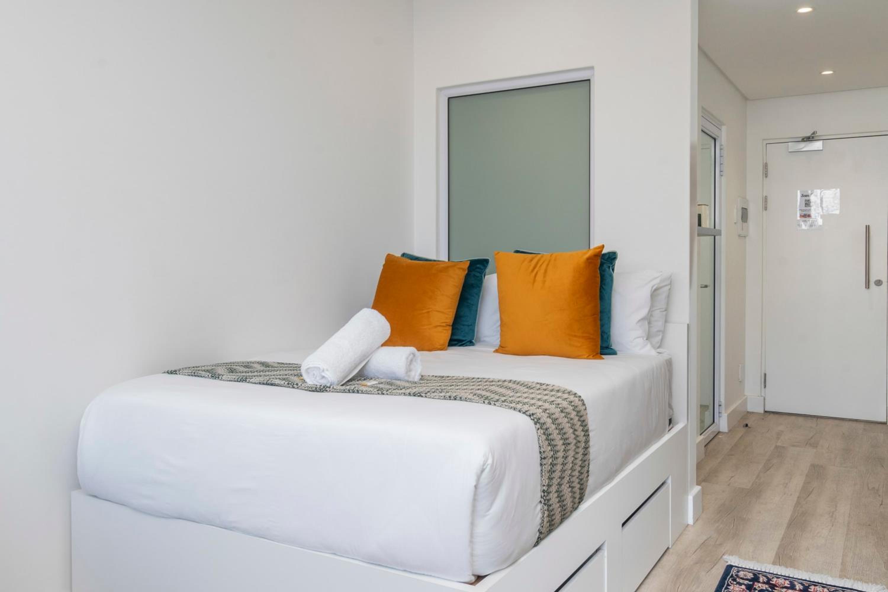 Chic Urban Studio at 1 on Albert view 3