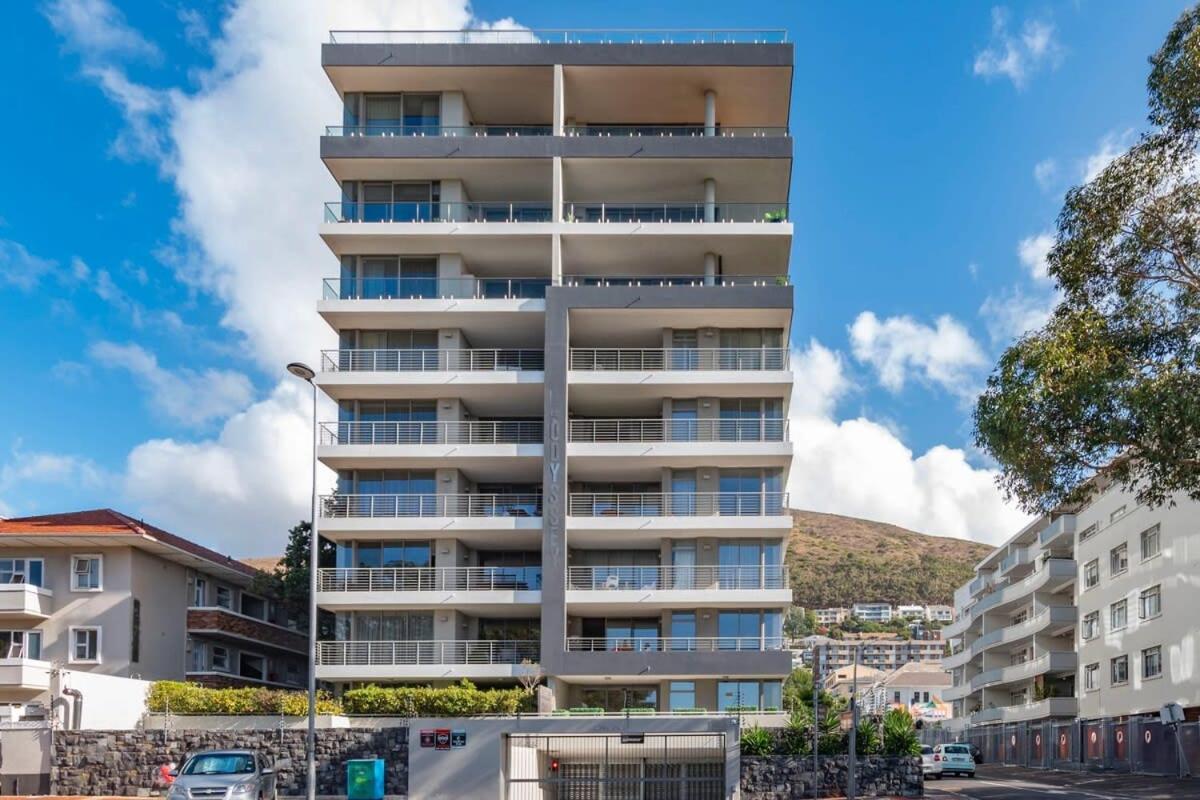 Stadium View Haven 2-Bed Retreat in Greenpoint view 3