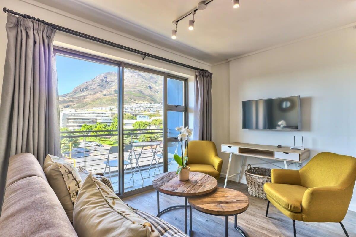 Castle Rock Gem with Table Mountain Views Pool view 3