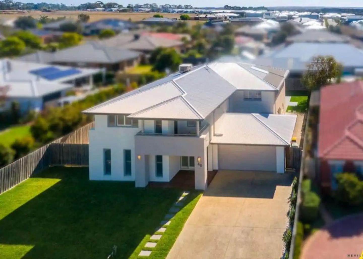 Seachange Family Escape with Pool and Spa Bath