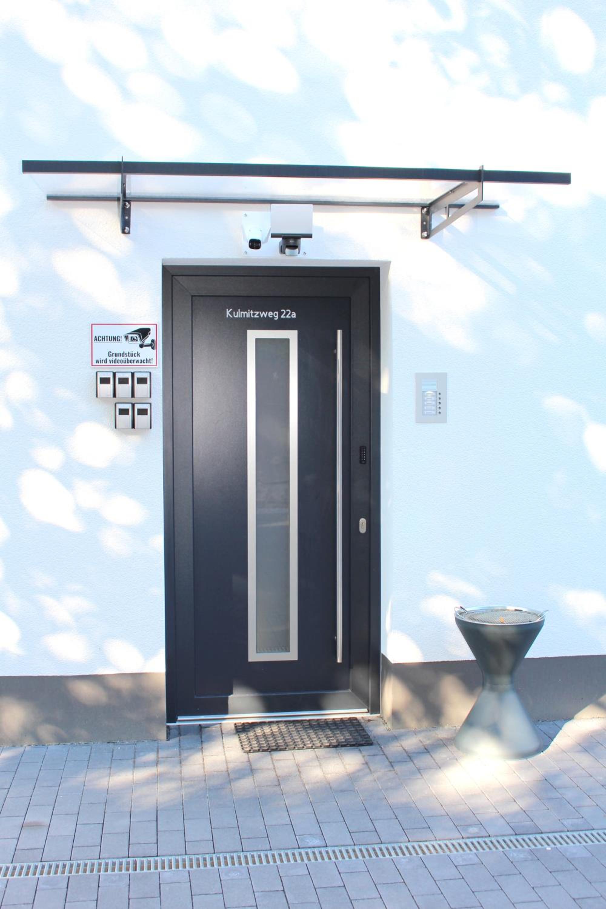 Großes Apartment mit Küche, Dusche, Badewanne, Balkon, Parkplatz vor dem Haus, ruhig gelegen, ADA4
