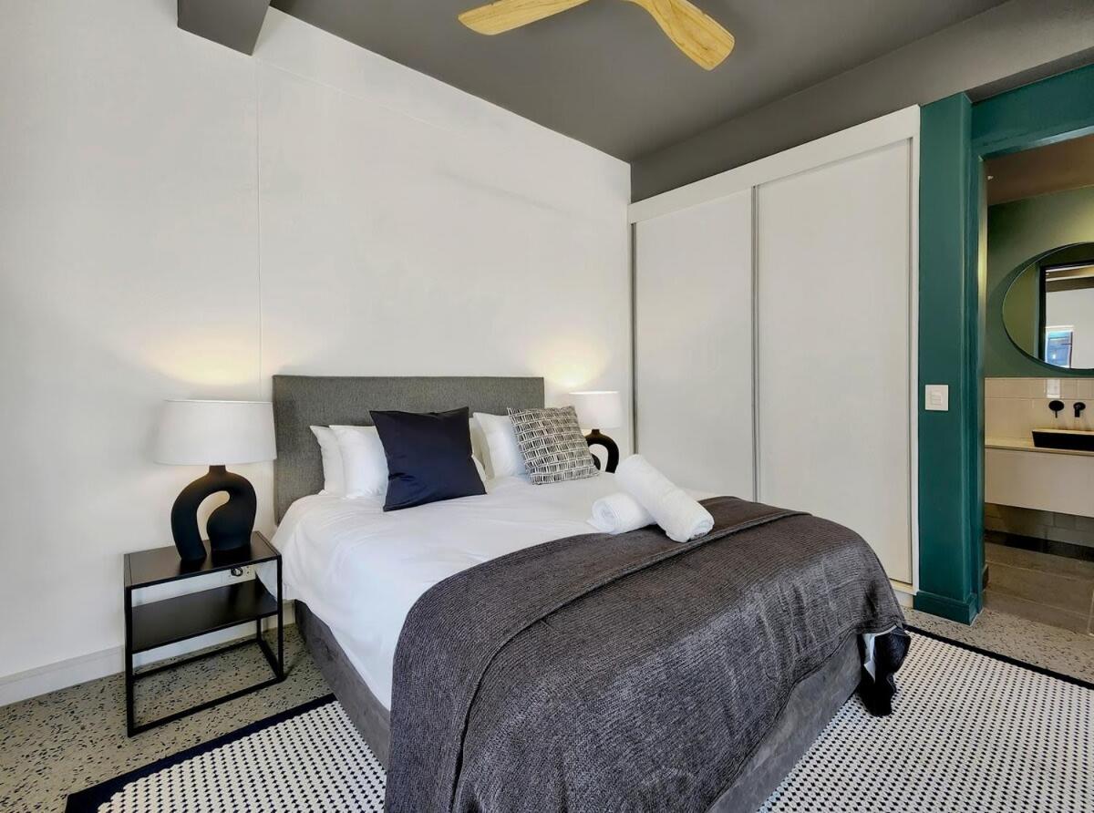 Central, business travellers dream-Wifi-Pool view 2