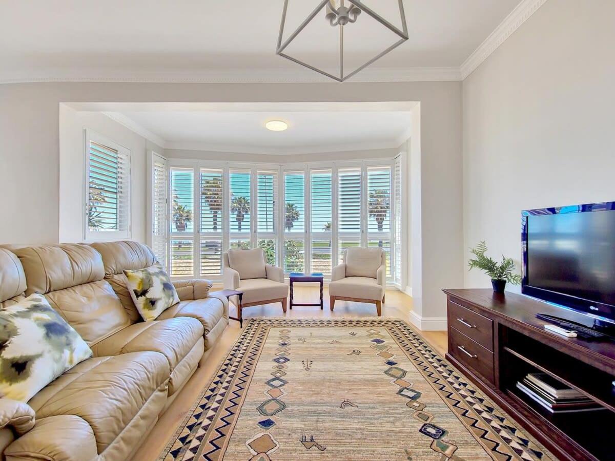 Sea front, wifi, secure, ocean facing apartment view 4