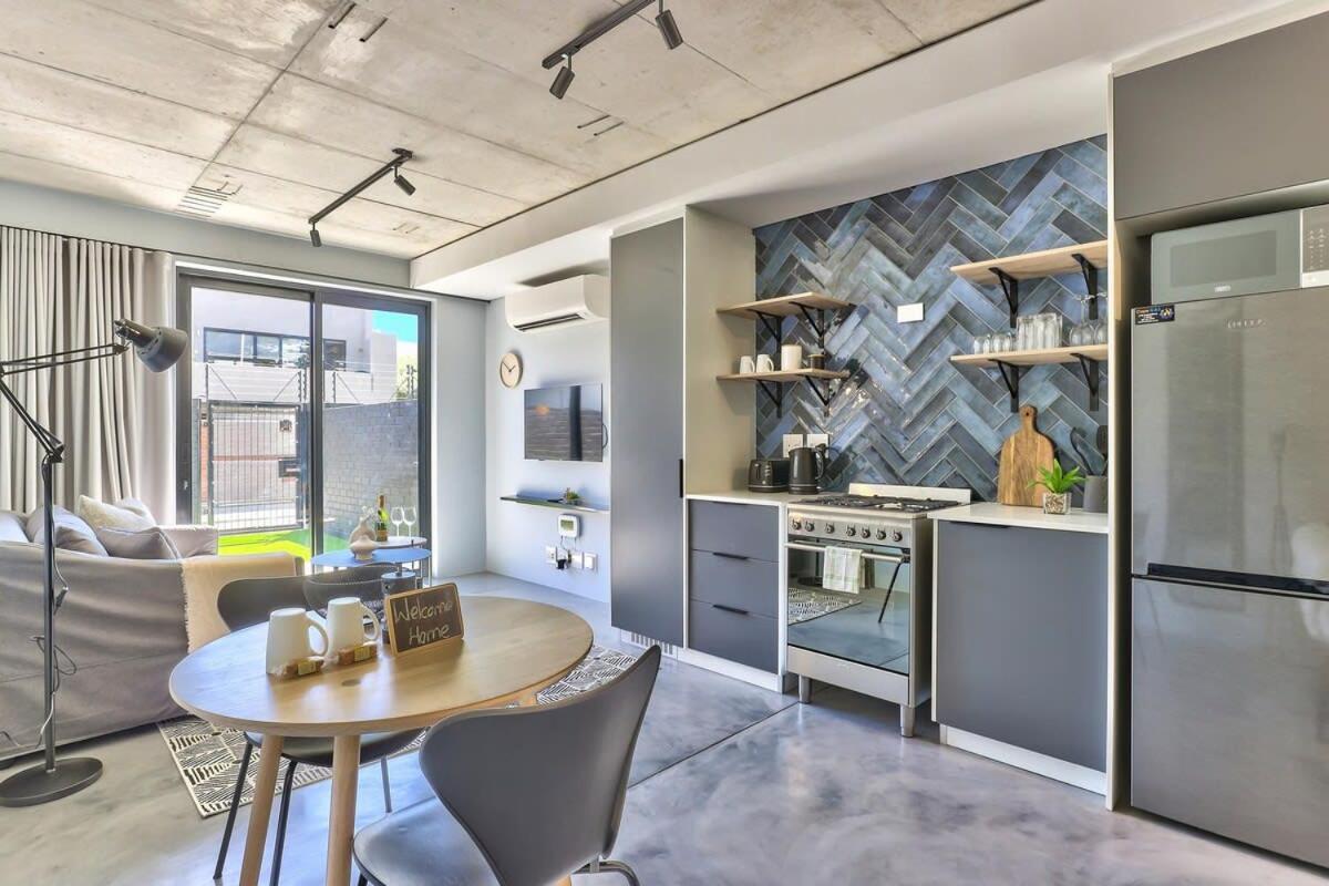 Secure Central Worker Bees luxury pad with pool view 2