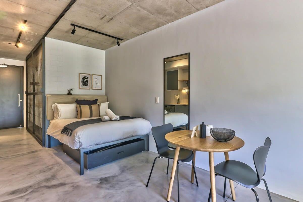 Secure Central Worker Bees luxury pad with pool view 4