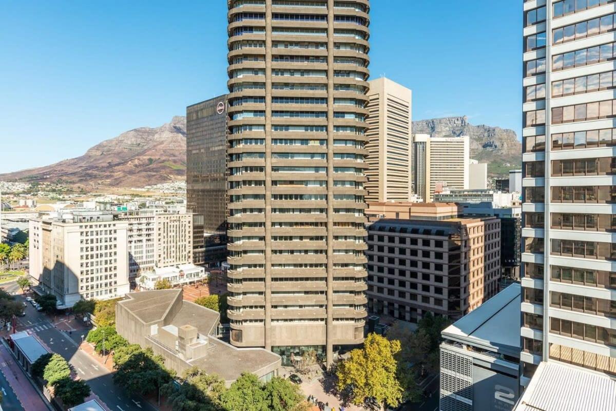 Studio with Fast WIFI in the Central Business District w Parking view 2