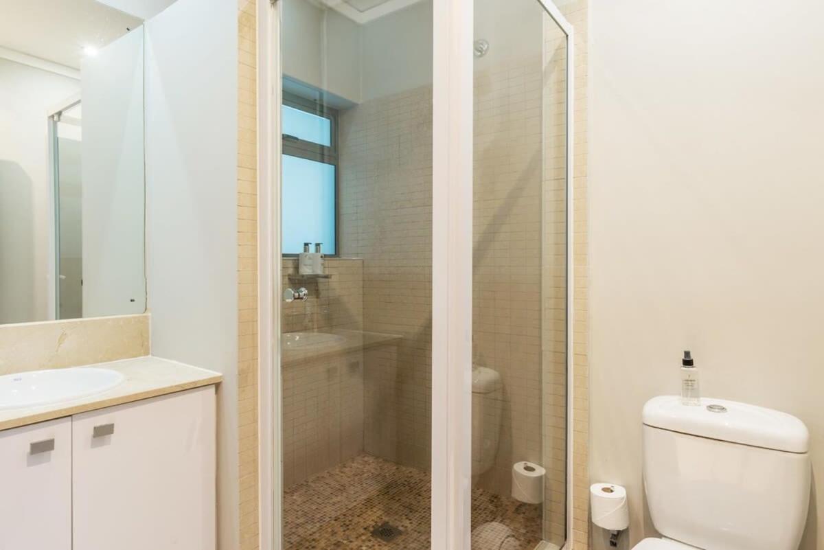 Studio with Fast WIFI in the Central Business District w Parking view 3