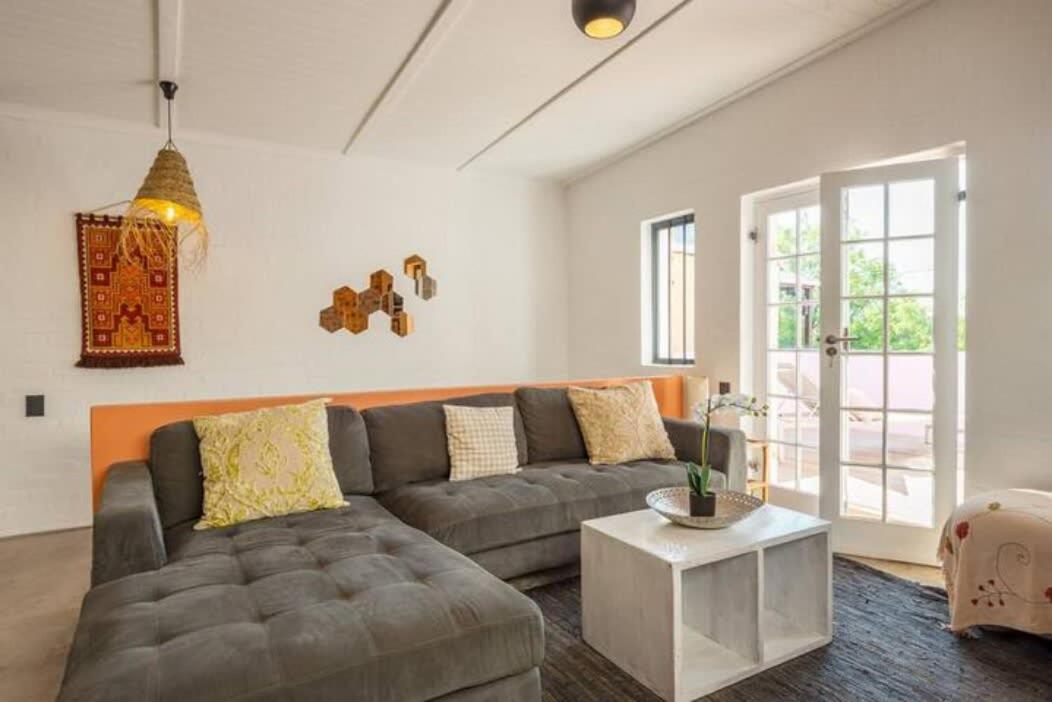 Stylish BoKaap Apartment w Mountain Views view 2