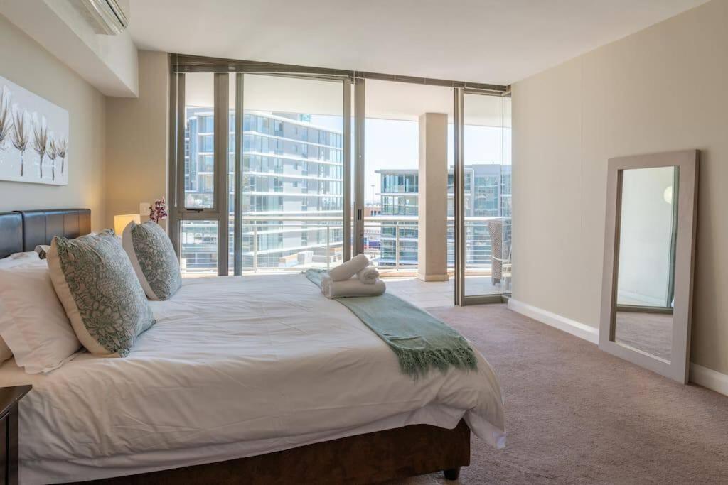 Amazing canal views with secure parking view 4