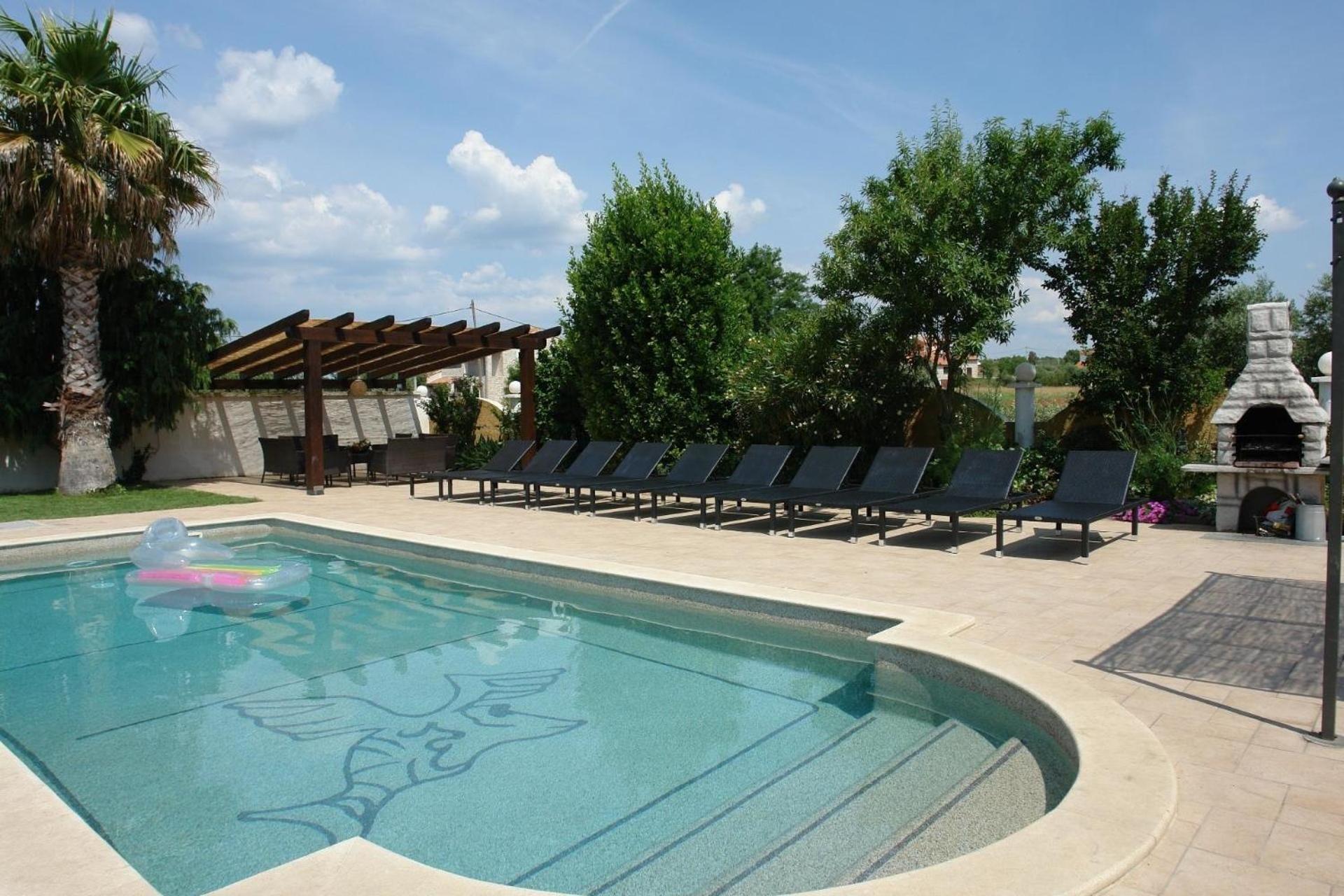 Villa mit Garten und Pool für die ganze Familie view 2