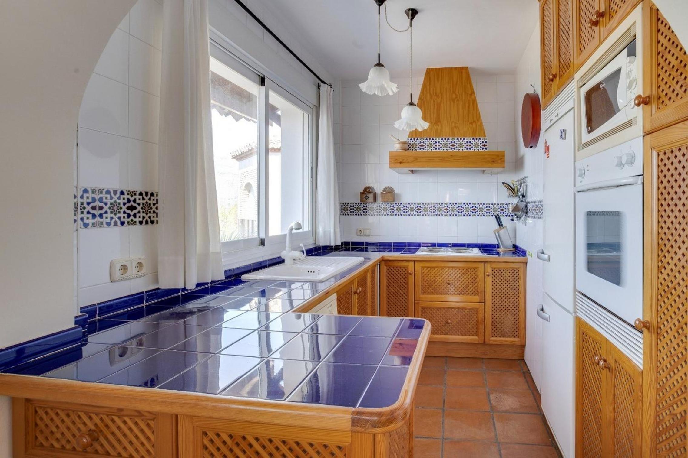 Casa tradicional con bonito jardín