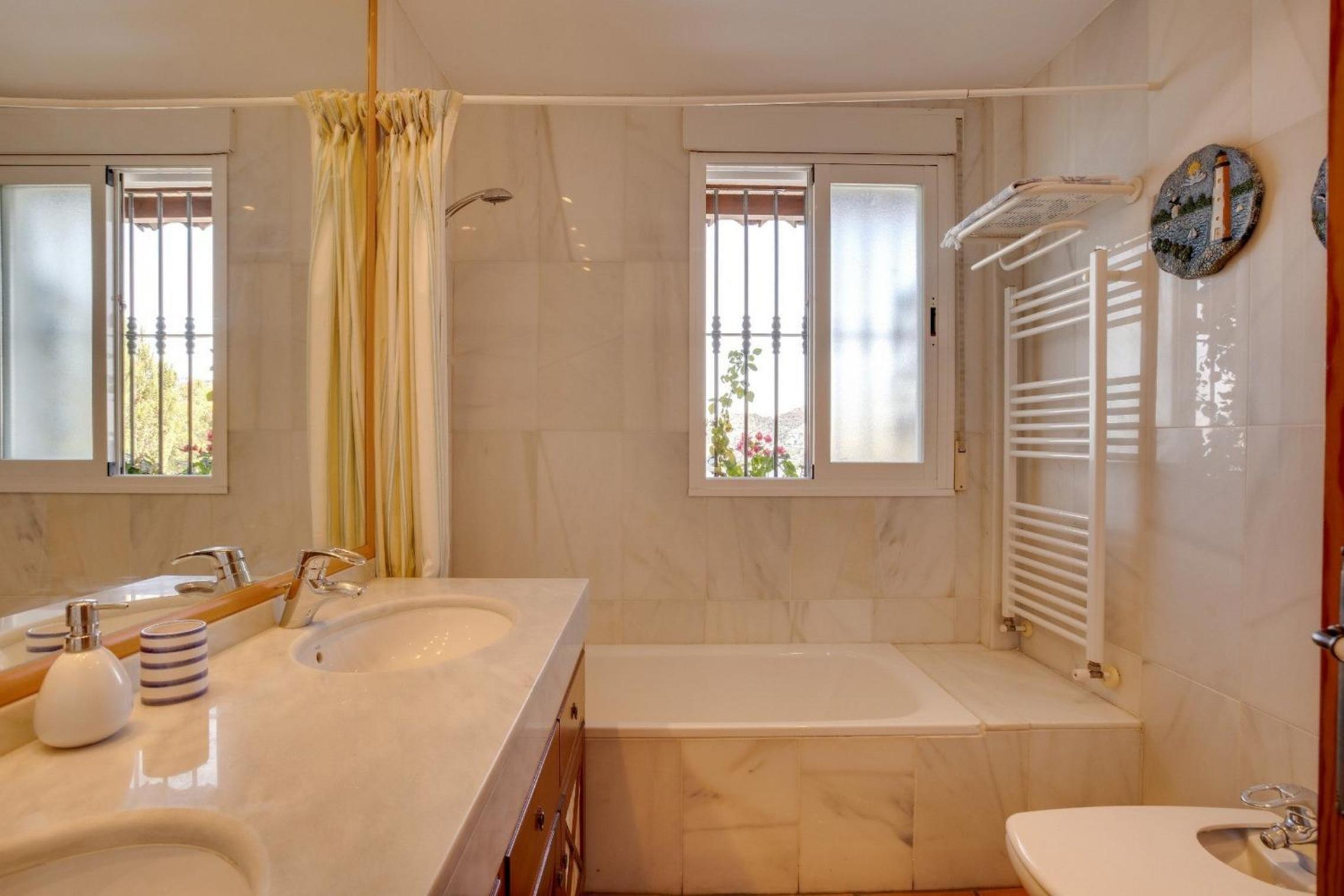 Casa tradicional con bonito jardín