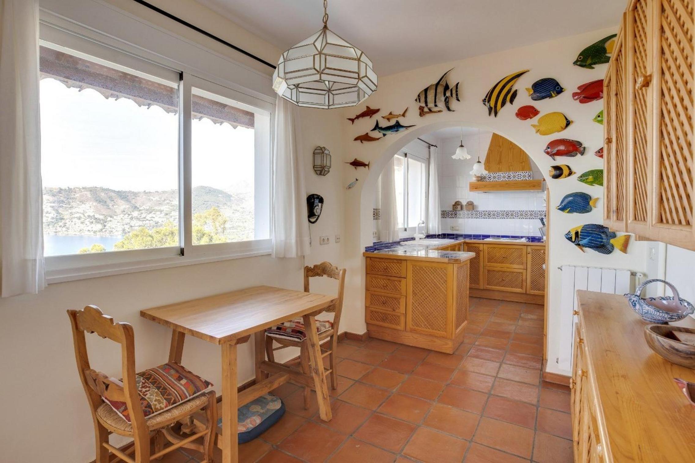 Casa tradicional con bonito jardín