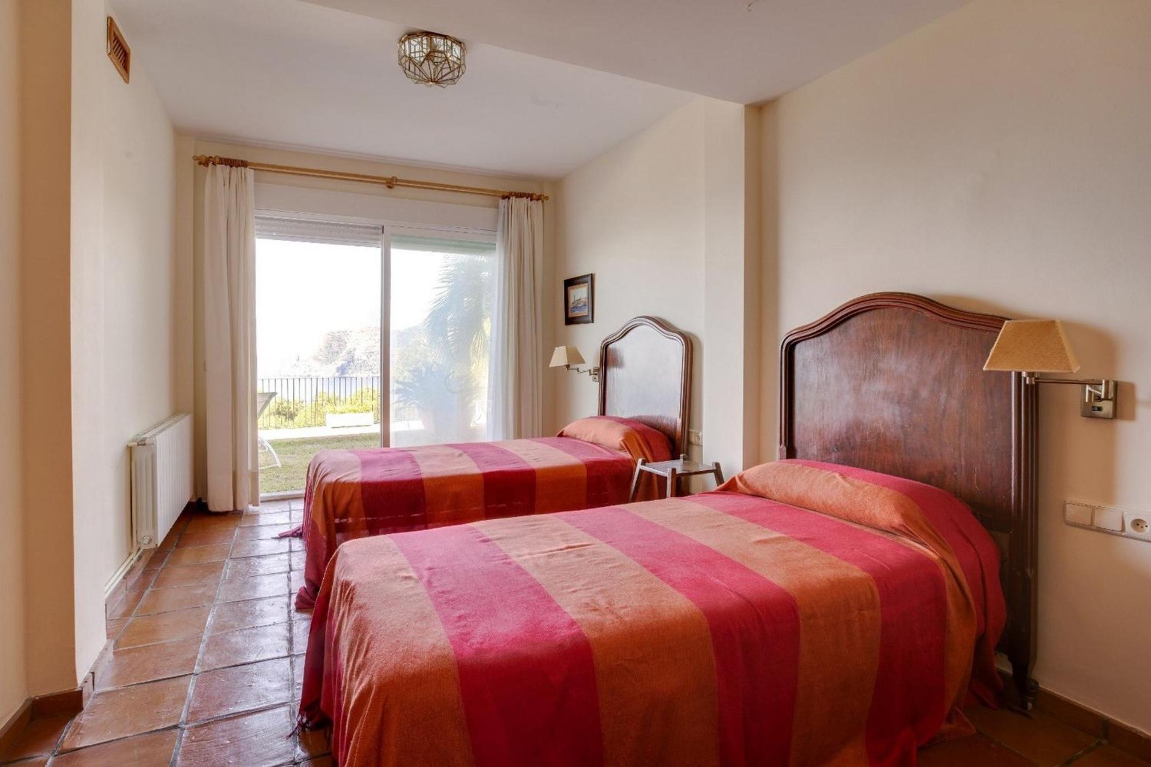 Casa tradicional con bonito jardín