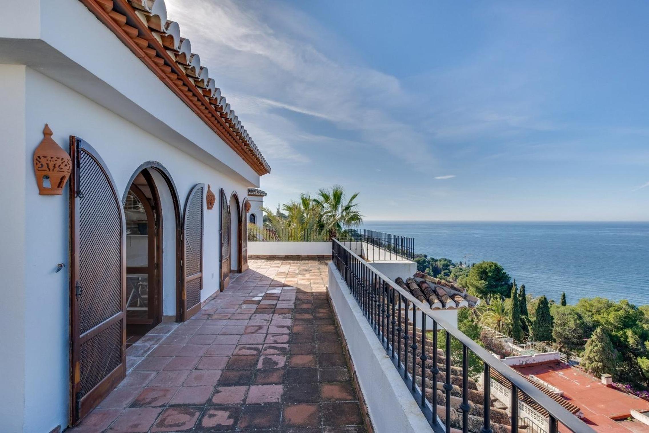 Casa tradicional con bonito jardín