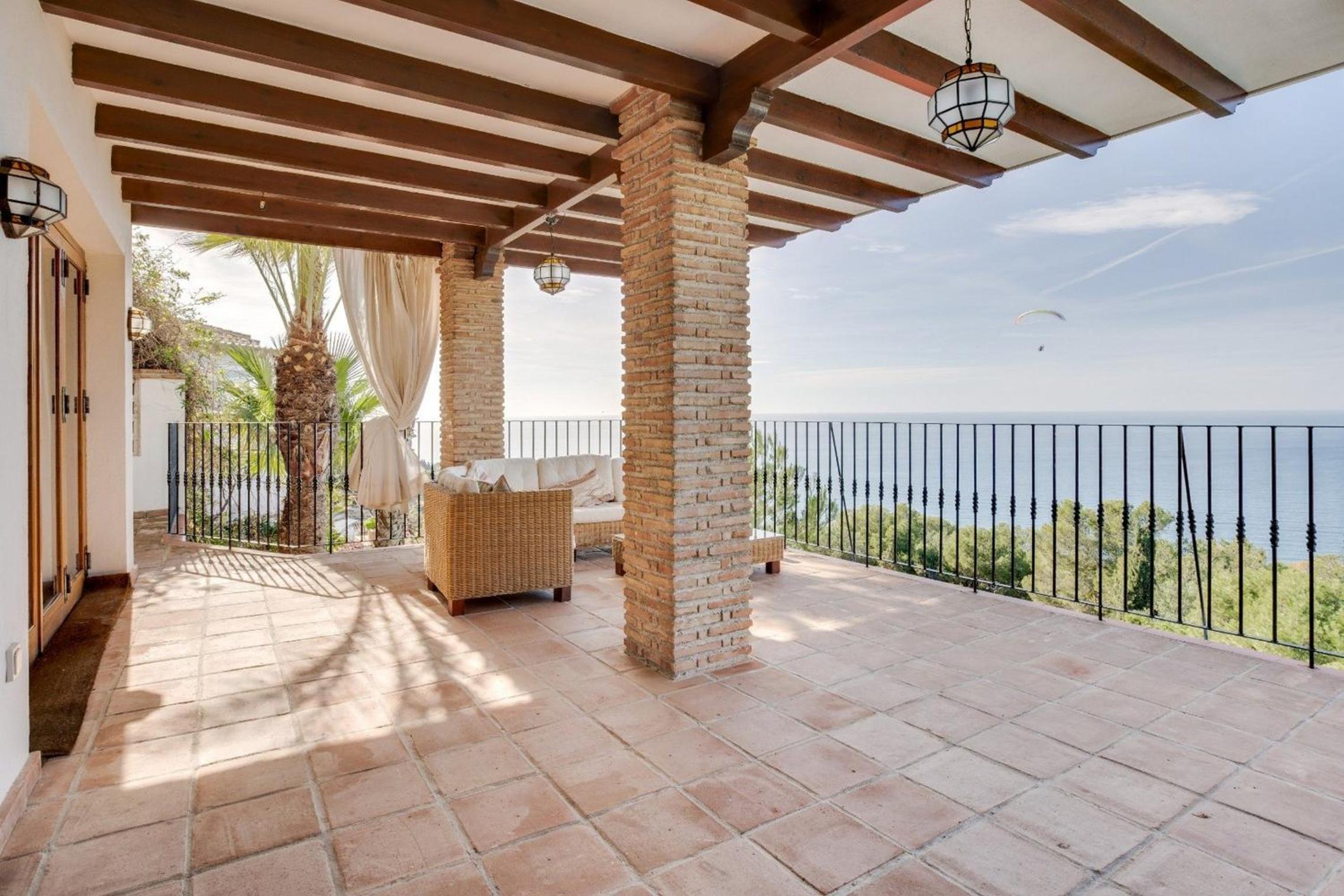 Casa tradicional con bonito jardín