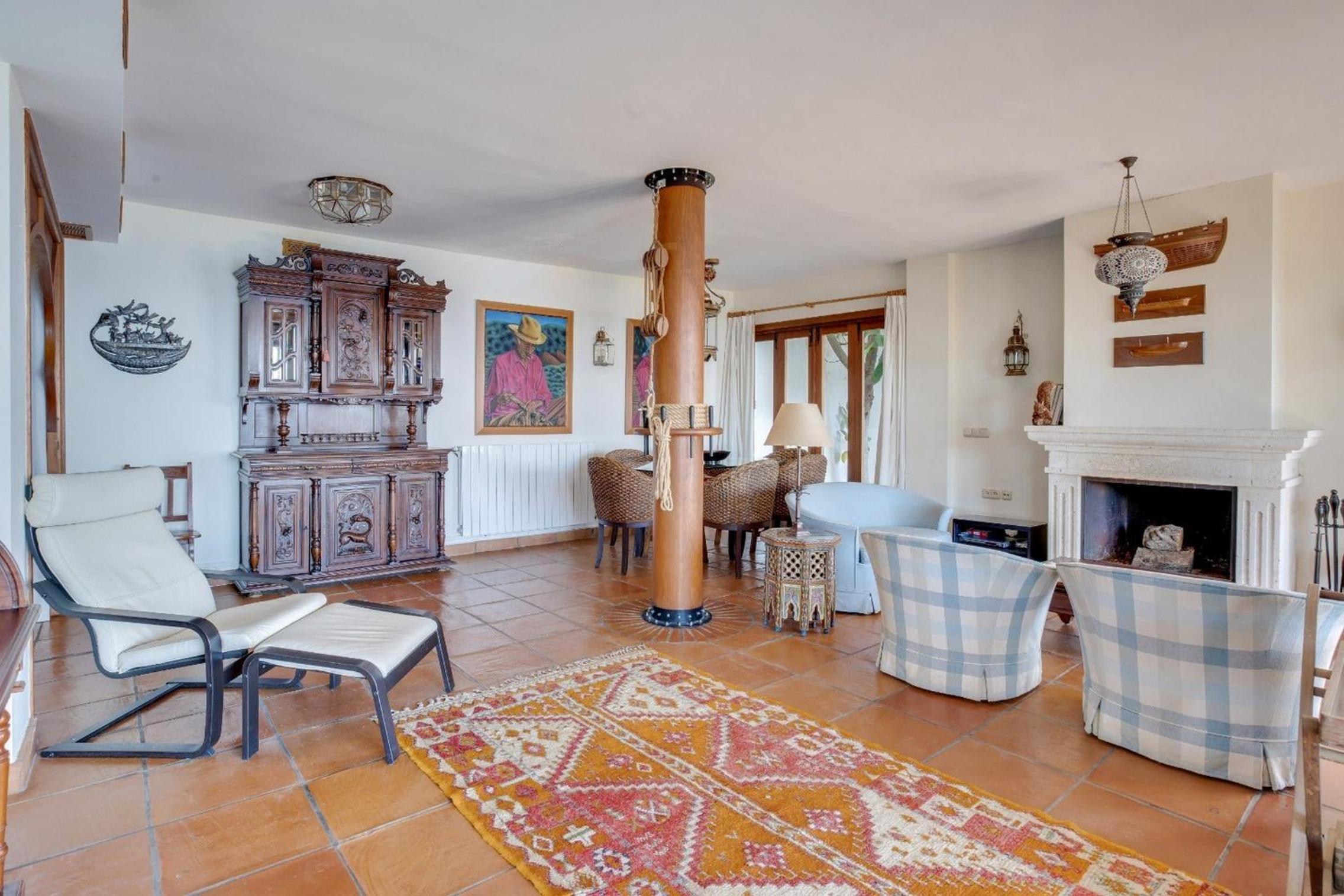 Casa tradicional con bonito jardín